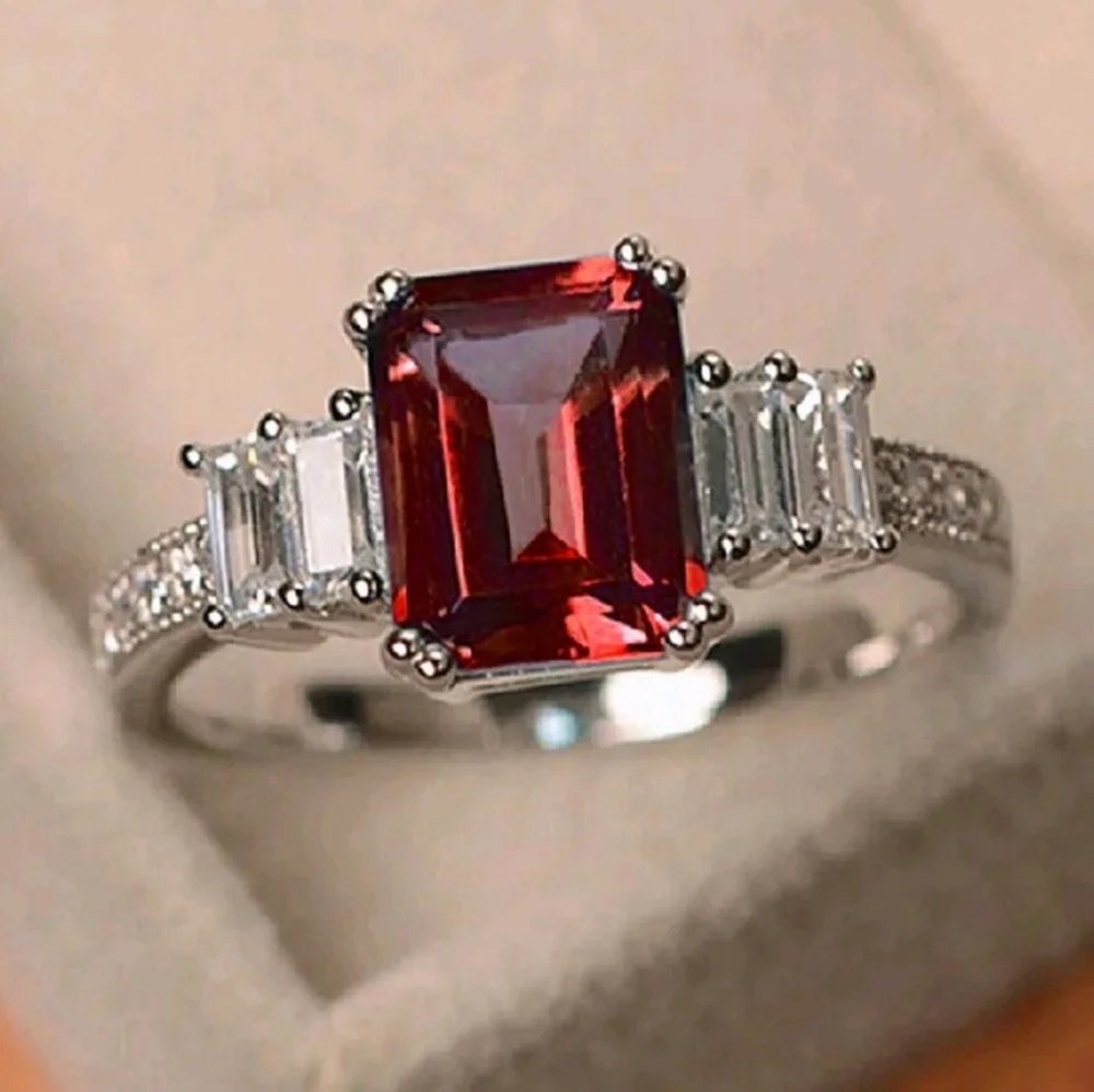 BRAND NEW ** Elegant Red Gemstone Silver Ring